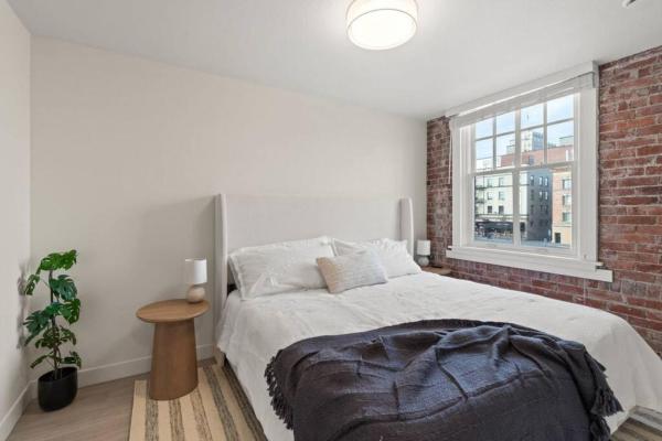 Foto 4: Brunch & Coffee Near! Spacious Downtown Stay 302