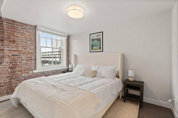 Billede 2: Spacious, King Bed, w Pool Table & Brunch Below! 303