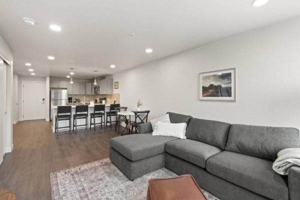 Billede 3: Spacious, King Bed, w Pool Table & Brunch Below! 303