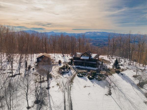 A la foto es mostra l'objecte Wolf Ridge Lodge situat a la ciutat de Boone.