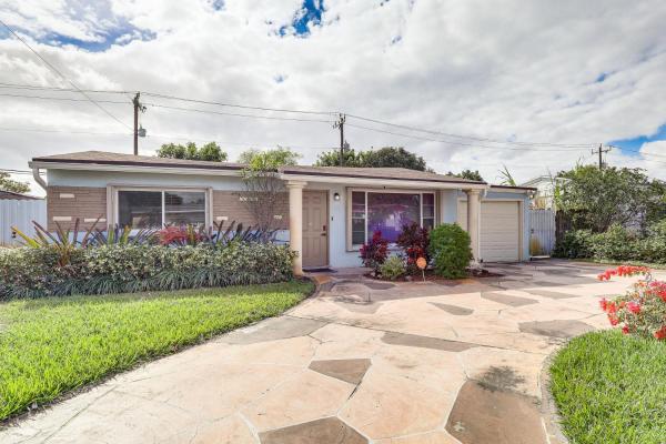 A la foto es mostra l'objecte Hot Tub and Fenced Yard Pet-Friendly Miramar Haven! situat a la ciutat de Miramar.