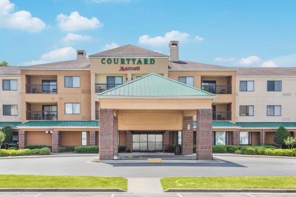 Na fotografii je vidět objekt Courtyard by Marriott Rocky Mount nacházející se ve městě Rocky Mount.