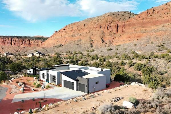 Na fotografii je vidět objekt Modern Red Cliff Home with Private Pool nacházející se ve městě Pine Valley.