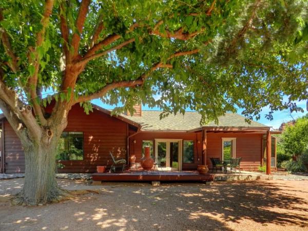 A la foto es mostra l'objecte Beautiful views and backyard situat a la ciutat de Sedona.