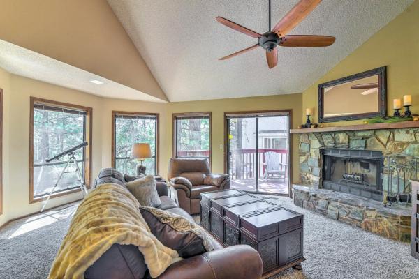 På bildet vises objektet Wooded Retreat w/ Deck: 4 Mi to Downtown Flagstaff som ligger i byen Flagstaff.