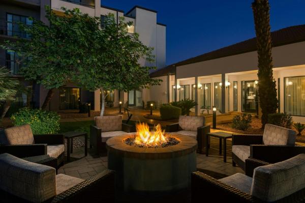 A la foto es mostra l'objecte Courtyard by Marriott Phoenix Airport situat a la ciutat de Phoenix.
