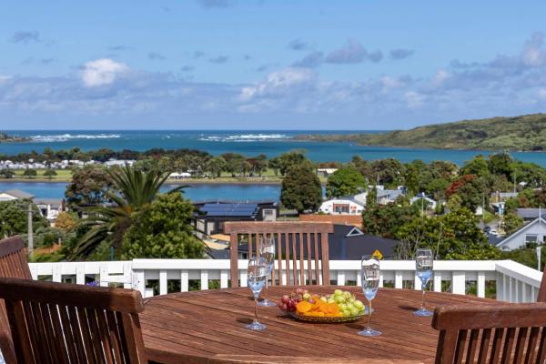 Nella foto è visibile l'oggetto VIEWS, LOCATION plus SPA situato nella città di Raglan.