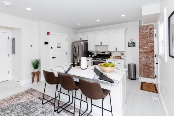 Adjoining Condominium Units Sleeps 12 In Downtown Sandusky! - Sandusky, OH