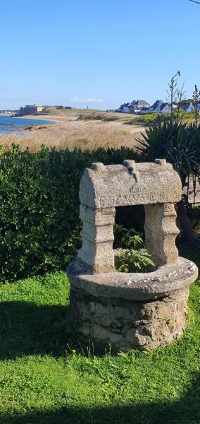 The photo shows the La villa les pieds dans leau located in the city of Saint-Pierre-Quiberon.