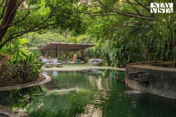 Na zdjęciu widoczny jest obiekt StayVista at Shashwat Villa with Private Pool, Lawn & Gym położony w mieście Chorondpāda.