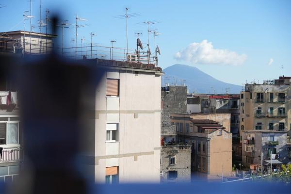 Auf dem Foto ist das Objekt Panorama Vesuvius Materday Dream Guesthouse with Lift near to Subway in Napoli Center in der Stadt Neapel zu sehen.