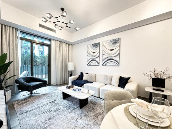 Super Spacious 2BR with Designer Touch, Dubaï