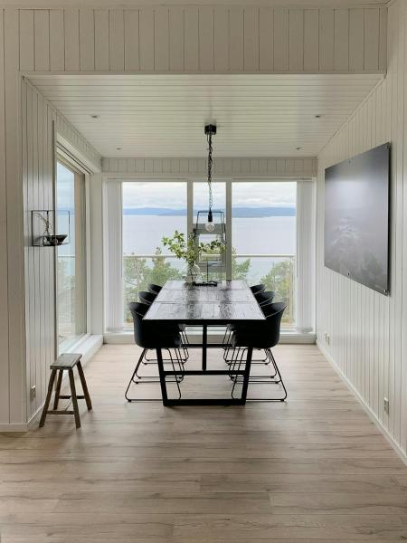 Nella foto è visibile l'oggetto Cabin With Oslofjord View At Jeløya situato nella città di Son.