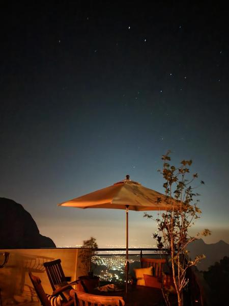 A la foto es mostra l'objecte Mirante da Serra situat a la ciutat de Petrópolis.