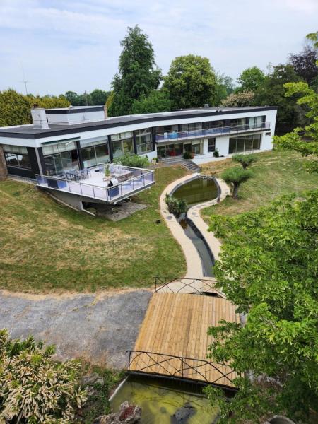 A la foto es mostra l'objecte La Villa de Louis situat a la ciutat de Saint-Planchers.