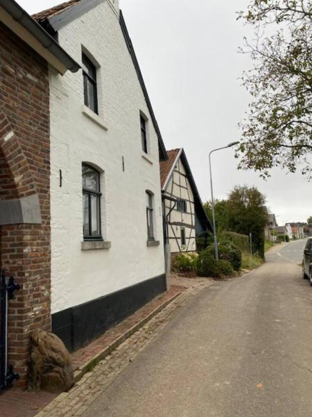 På billedet ses objektet boerderij, voorhuis beliggende i byen Schimmert.