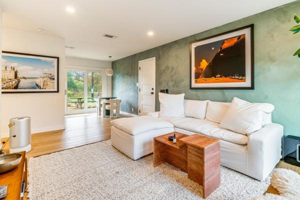 A la foto es mostra l'objecte 2 Mi to Dtwn Austin Getaway with Natural Pool situat a la ciutat de Austin.