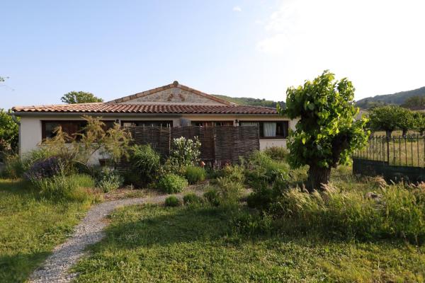A la foto es mostra l'objecte La Gourmandine -Gîtes situat a la ciutat de Courry.