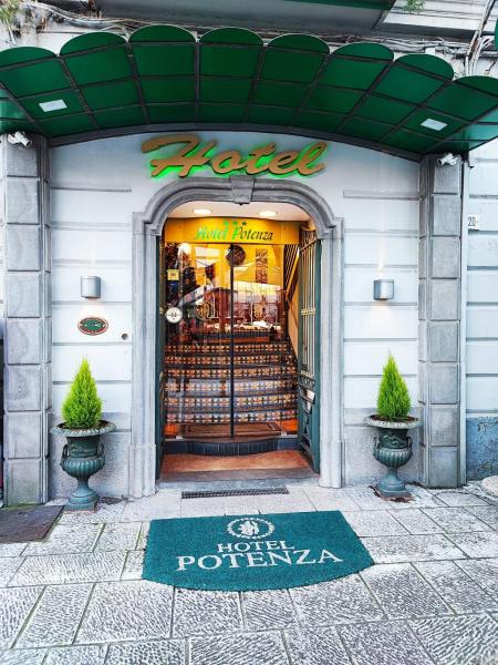 Na fotografii je vidět objekt Hotel Potenza nacházející se ve městě Neapol.