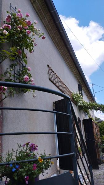 The photo shows the Maison charmante à Cadillac located in the city of Cérons.