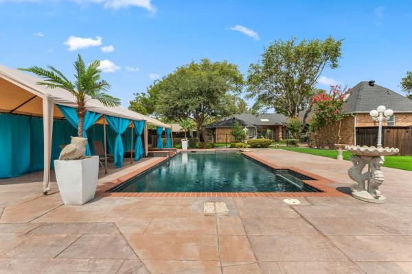 A la foto es mostra l'objecte luxury 5 Bedroom Villa, Top Location situat a la ciutat de Plano.