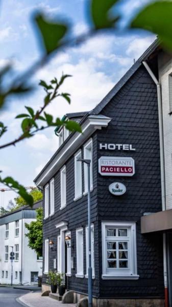 写真にはフェルバート市にあるPaciello Restaurant Hotelが写っています。