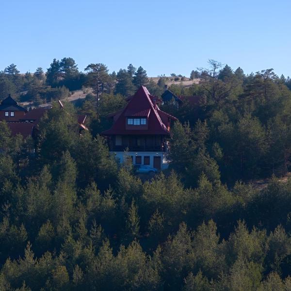 A la foto es mostra l'objecte Bajin chalets situat a la ciutat de Dobroselica.