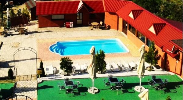 På billedet ses objektet Pensiunea Privighetoarea beliggende i byen Pleşcoi.