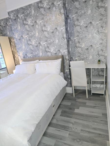 På bildet vises objektet Hollinwood Immaculate Home som ligger i byen Moston.