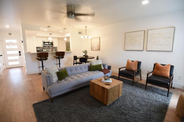 A la foto es mostra l'objecte Stylish 2 suite condo minutes to food, music, fun situat a la ciutat de Austin.