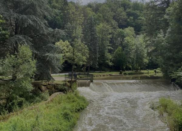 Na zdjęciu widoczny jest obiekt House Haute położony w mieście Pulvermühle.