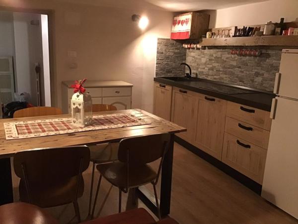 På billedet ses objektet Maison Ludovico - appartamento panoramico beliggende i byen Epinel.