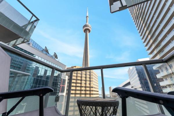 Na zdjęciu widoczny jest obiekt DT 1BR with Rogers Centre and CN Tower View and Parking położony w mieście Toronto.