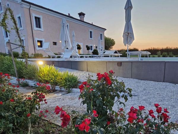 A la foto es mostra l'objecte Manor in Marche with Pool & Adriatic Views situat a la ciutat de Borghetto.