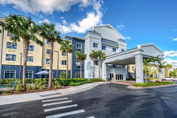 Na fotografii je vidět objekt Fairfield Inn and Suites by Marriott Naples nacházející se ve městě Naples.