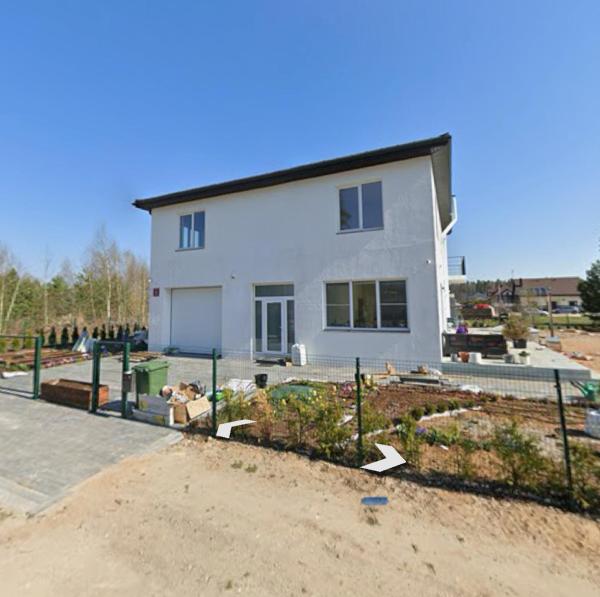 Na fotografii je vidět objekt The White Villa nacházející se ve městě Salaspils.