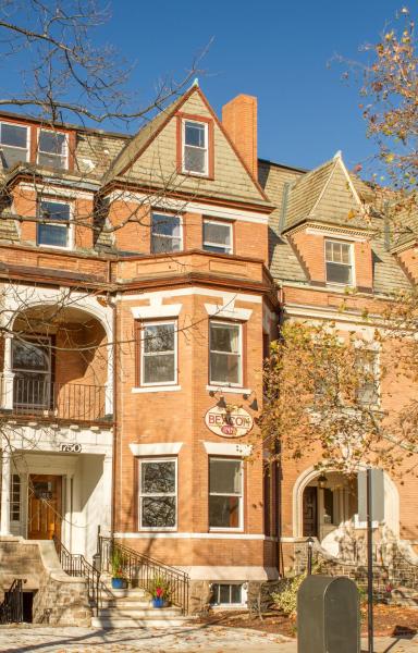 Na zdjęciu widoczny jest obiekt Beacon Inn 1750 położony w mieście Brookline.