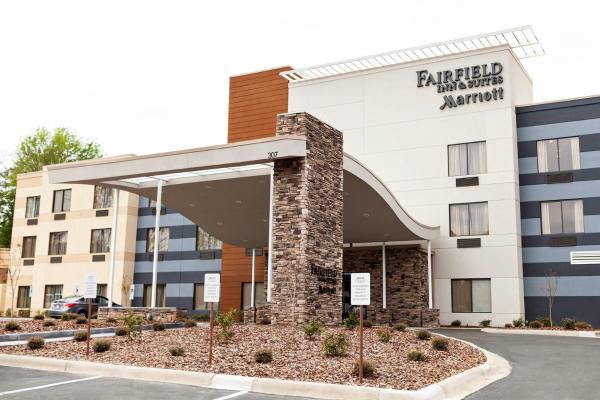 The photo shows the Fairfield Inn & Suites by Marriott - Rockingham, NC located in the city of Hamlet.