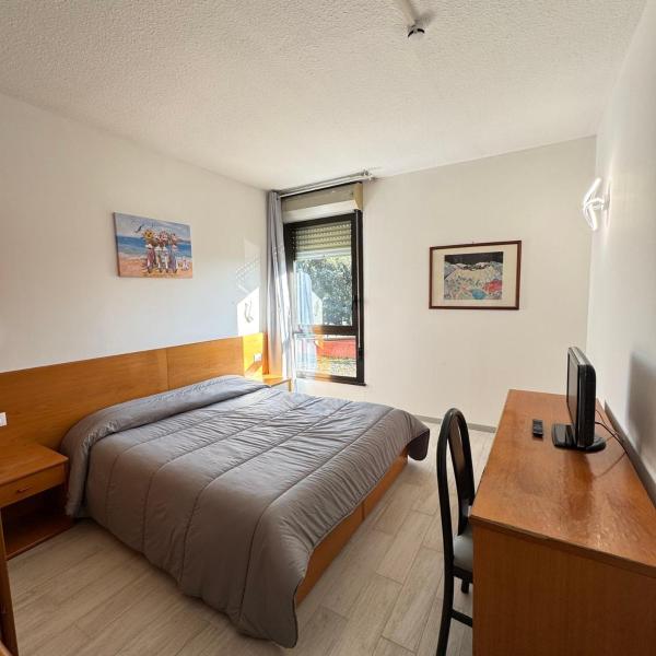 Na fotografii je vidět objekt La Fenice Hotel nacházející se ve městě Rota.