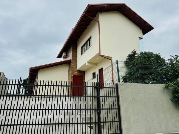 A la foto es mostra l'objecte Casa de Praia Completa 2min a pé da praia da Gamboa Garopaba situat a la ciutat de Garopaba.