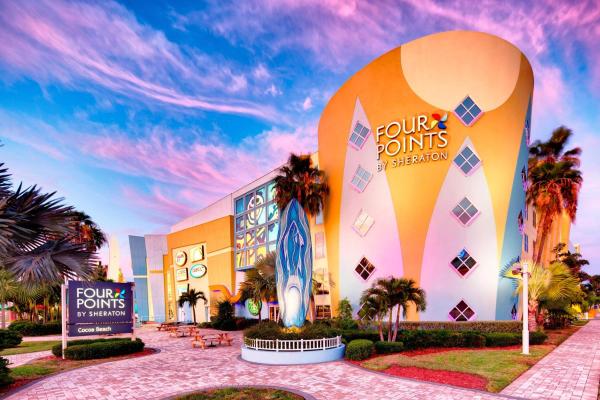 Na zdjęciu widoczny jest obiekt Four Points by Sheraton Cocoa Beach położony w mieście Cocoa Beach.