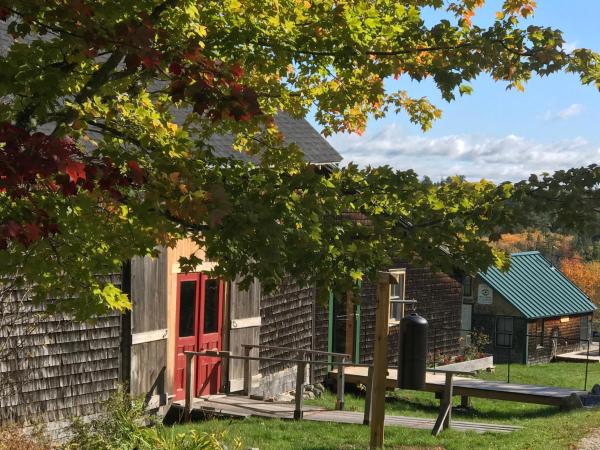 A la foto es mostra l'objecte Cottages at the Surry Barn situat a la ciutat de Bayside.