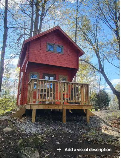 Nella foto è visibile l'oggetto Shelley' Bay Bunkie 1 situato nella città di Ompah.