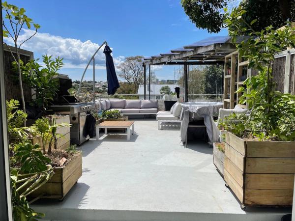 Luxury townhouse with aircon, huge balcony & hot tub, Auckland