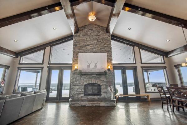 Nella foto è visibile l'oggetto Luxurious Modern 11-Bed Home Private 136 Acres situato nella città di Stony Plain.
