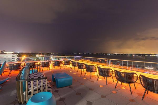 Na zdjęciu widoczny jest obiekt SpringHill Suites by Marriott Bradenton Downtown/Riverfront położony w mieście Bradenton.
