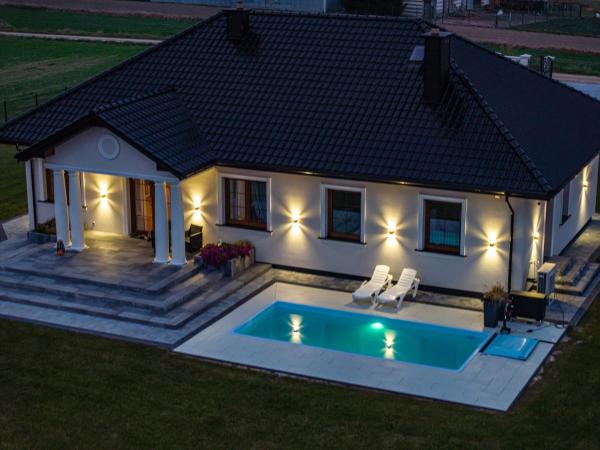 Na zdjęciu widoczny jest obiekt Dworek pod Krzyżtoporem Ujazd Agroturystyka- pokoje do wynajęcia położony w mieście Iwaniska.