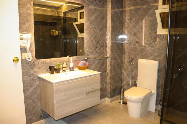 Nella foto è visibile l'oggetto 3BR Super Lux Apartment Mohandeseen Perfect for Families situato nella città di Il Cairo.