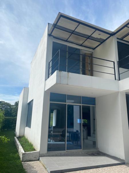 照片显示了位于Carmen de Apicalá市的confortable casa con piscina privada物件。