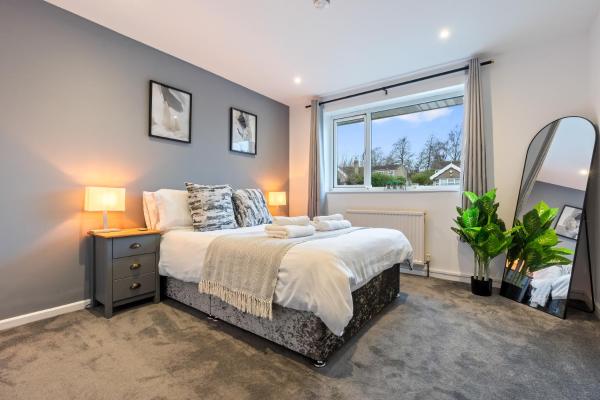 Cosy 2-Bedroom Central Home with Private Hot Tub, Bath